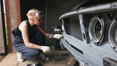 Не женское дело: блондинка из Подмосковья изготавливает автодетали
