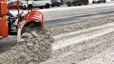 Снегоуборочный трактор наехал на собственный ковш в Кудрове