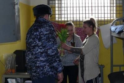 В Смоленске женщинам в камерах СИЗО вручили тюльпаны к 8 марта
