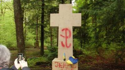 В Германии облили неизвестным веществом могилу Бандеры