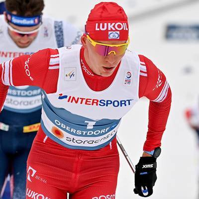 Лыжник Большунов получил серебро на ЧМ после дисквалификации Клебо