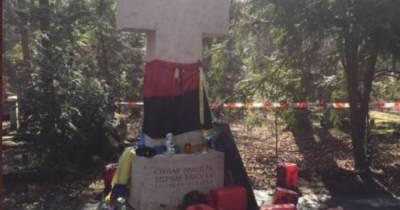 Вандалы вновь осквернили могилу Бандеры в Мюнхене (фото)