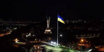 В Киеве из-за сильного ветра опустили главный государственный флаг