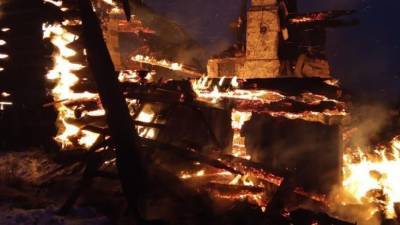 На пепелище жилого дома в Новгородской области обнаружено сгоревшее тело