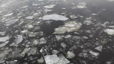 Электрослесарь Курской АЭС спас провалившихся под лед школьниц