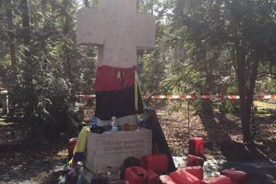 В Германии неизвестные осквернили могилу Бандеры