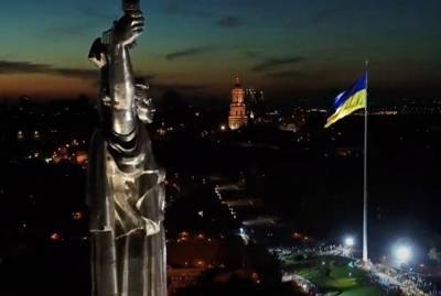В Киеве самый большой флаг Украины приспустили из-за ветра и нагрузки на верхушку флагштока