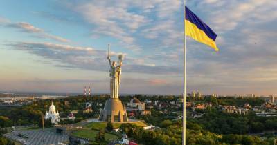 В Киеве приспустили самый большой флаг Украины: названа причина