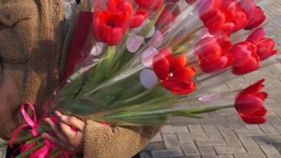 Новости на "России 24". Романтическая акция: студенты дарят женщинам цветы