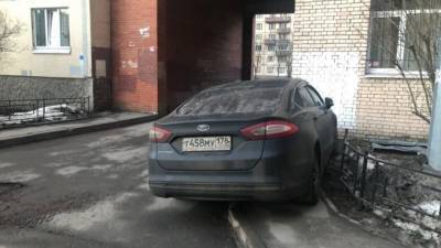 Петербуржец пожаловался в ГУ МВД на один и тот же автомобиль, который паркуется в неположенном месте