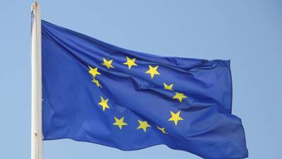 Евросоюз рискует потерять 100 млрд евро из-за "вялой" вакцинации — Bloomberg