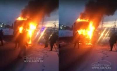 На тюменской дороге загорелся грузовик