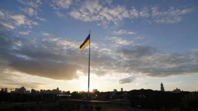 Самый большой флаг Украины приспустили в Киеве