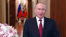 "День, когда торжествуют любовь, восхищение и благодарность": Путин поздравил россиянок с 8 Марта