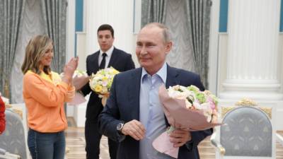 Владимир Путин поздравил женщин с 8 марта
