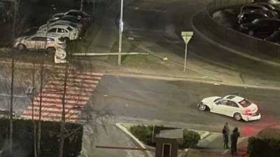 В Киеве двое на Mercedes врезались в столб и попытались убежать от полицейских