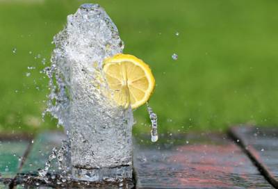 Диетолог развеяла миф о пользе воды с лимоном для худеющих