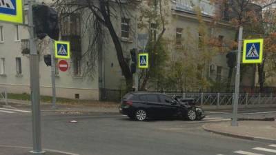 Три легковушки и два такси столкнулись на востоке Петербурга