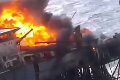 Загоревшееся судно Витим отбуксировали к берегу в Приморье