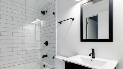 Жительница Нью-Йорка нашла за зеркалом в ванной тайную квартиру