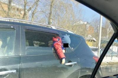 Томичи возмущены крайне опасной перевозкой в автомобиле ребенка
