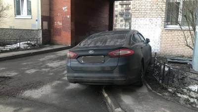 ГИБДД отказалась штрафовать петербургского автомобилиста за парковку на тротуаре