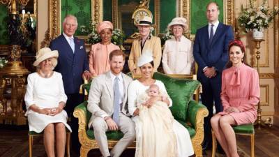 Королева Британии может лишить принца Гарри и его жену Меган титула Сассекских
