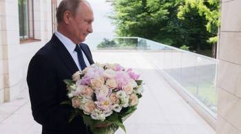 Владимир Путин нежно поздравил женщин с праздником