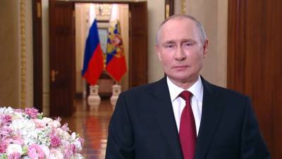 «Как можно больше поводов для улыбок и радости»: Путин поздравил россиянок с 8 Марта