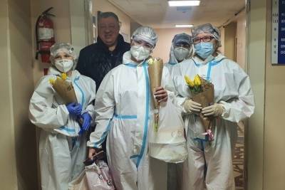 Врачи covid-клиники в Чите получили цветы и поздравления с 8 Марта