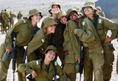 «Пока женщины и мужчины не равны в исполнении этой почетной обязанности, нельзя говорить о равноправии». Как служат женщины в армии Израиля?