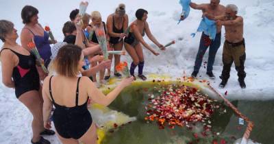 В Нижнем Новгороде к 8 марта женщинам вырыли прорубь с лепестками роз