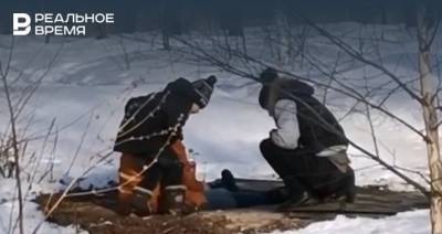 В Казани сняли на видео пьяных женщин: одну из них поддерживал ребенок, чтобы мама не упала