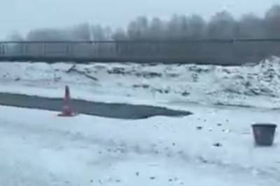 «Что мне снег, что мне лед»: в Ярославле в снегопады продолжили ямочный ремонт