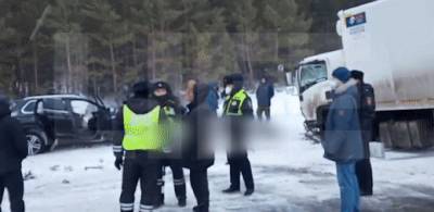Покорёженная легковушка и следы крови на снегу. Лайф публикует видео с места крупного ДТП под Самарой с семью жертвами
