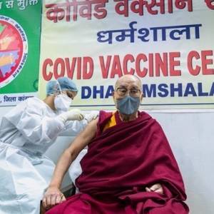 Далай-лама вакцинировался препаратом Covishield