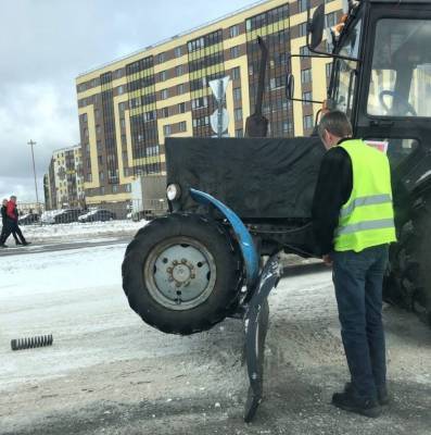 Трактор в Кудрово наехал на собственный ковш во время уборки снега