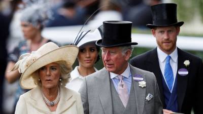 Принц Чарльз перестал разговаривать с сыном Гарри из-за его решения покинуть семью