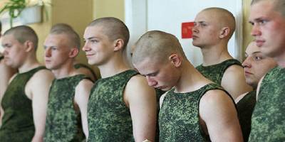 В России полковник в поздравлении с 8 марта предложил женщинам сдавать экс-возлюбленных в армию - видео - ТЕЛЕГРАФ