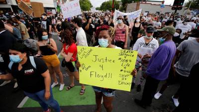 Сотни американцев вышли на акцию перед судом по делу об убийстве Флойда
