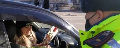 На Камчатке женщин-водителей поздравили сотрудники ГИБДД