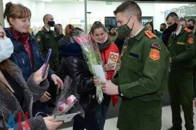 Донецкие курсанты поздравили женщин с 8 Марта