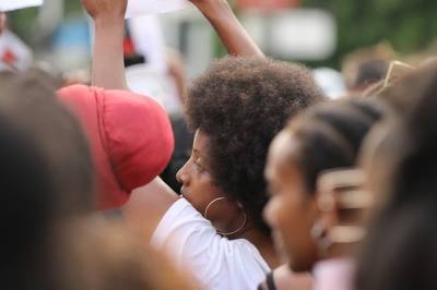 Сотни человек вышли на акцию перед судом по делу об убийстве афроамериканца Джорджа Флойда