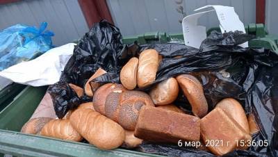 Эхо блокады: Беглова попросили разобраться с выкинутым на мусорку хлебом
