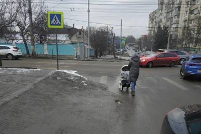 В Симферополе на пересечении улиц Русская и Батурина пешеходов лишили тротуара - проход только по проезжей части.