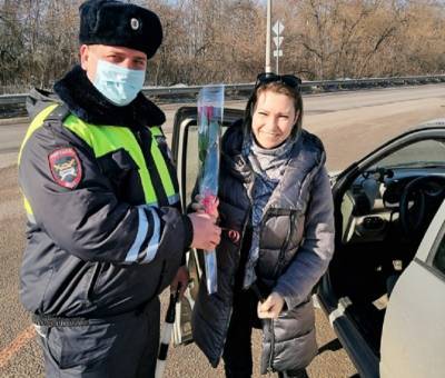 Автоинспекторы дарят цветы женщинам-водителям