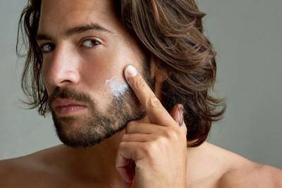 Косметолог дала советы мужчинам, как правильно ухаживать за своей кожей