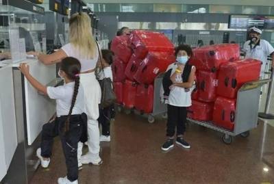 Супругу полузащитника "Шахтера" с 17 чемоданами не выпустили из Бразилии в Украину