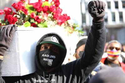 С гробом и цветами: в США люди вышли на акцию перед судом по убийству Флойда – фото
