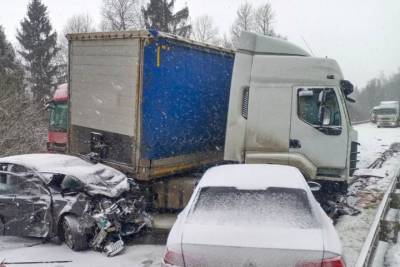 В Ярославской области в ДТП встретились 7 автомобилей. Погиб человек